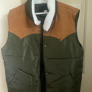 Sleeveless two-tone feather jacket